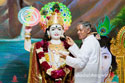 Pujya Deepakbhai Offering Makhan (Indian Butter) to Lord Shree Krishna